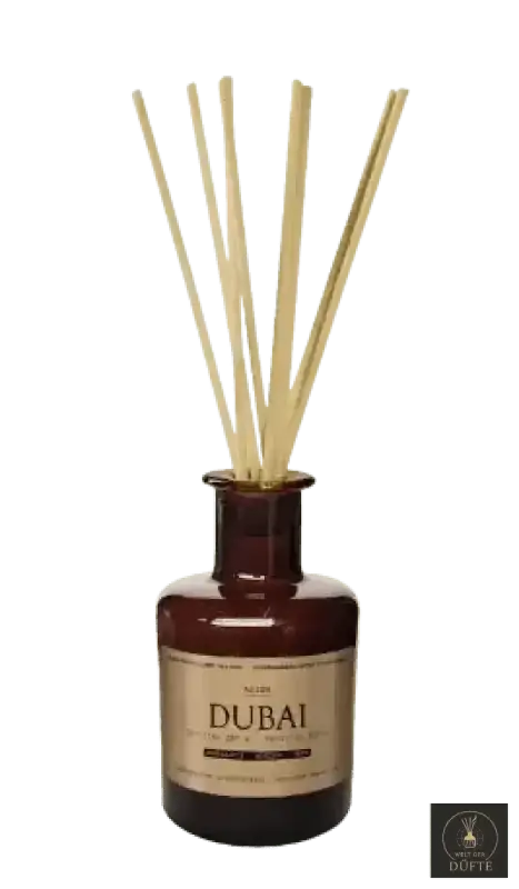 Schilfrohrdiffusor in brauner Glasflasche.