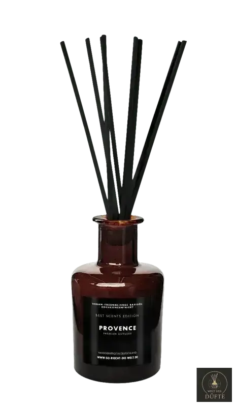 Brauner Glasdiffusor mit schwarzem Schilf.