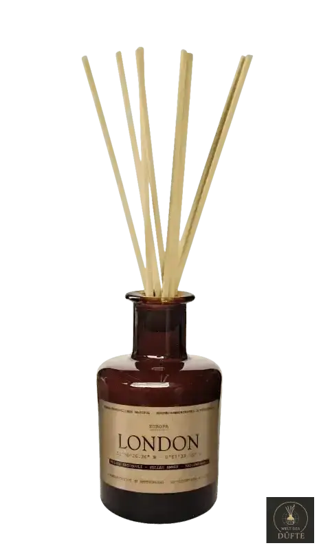 Schilfdiffusor in brauner Flasche.