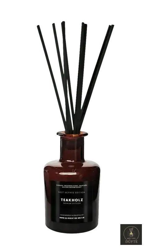 Brauner Glasdiffusor mit Schilfrohr.