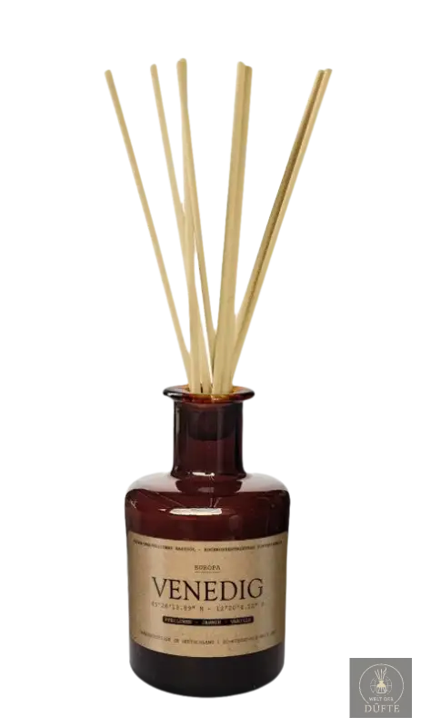 Schilfrohrdiffusor in brauner Glasflasche.