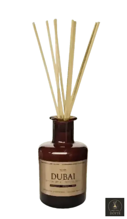 Schilfrohrdiffusor in brauner Glasflasche.
