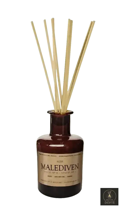 Schilfdiffusor in einer braunen Flasche.