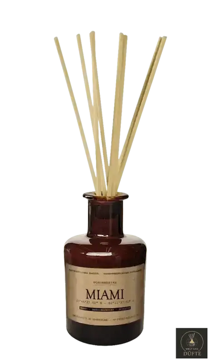 Schilfdiffusor in brauner Flasche.