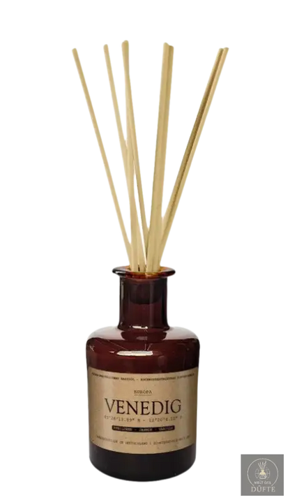 Schilfrohrdiffusor in brauner Glasflasche.